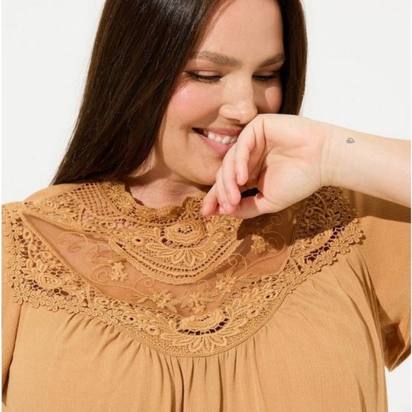 NWT Torrid Crinkle Gauze Flutter Sleeve Sheer Crochet Front - Picture 2 of 7